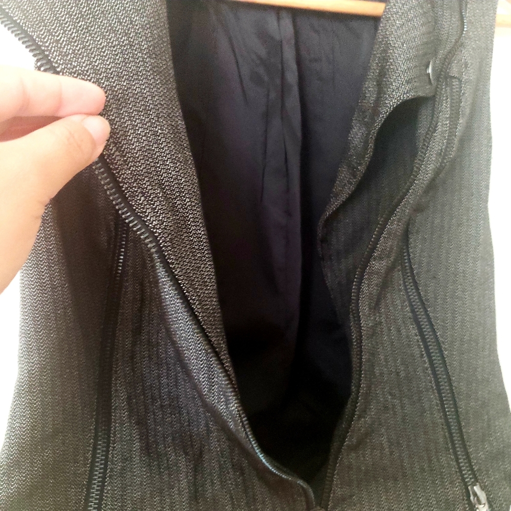 Bebe Black striped Asymmetrical Zipper Vest sz 6 - Picture 9 of 11